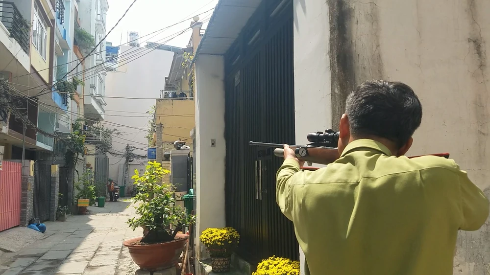 Kiểm lâm mật phục bắt con khỉ quậy trên địa bàn quận 7. Ảnh: HT