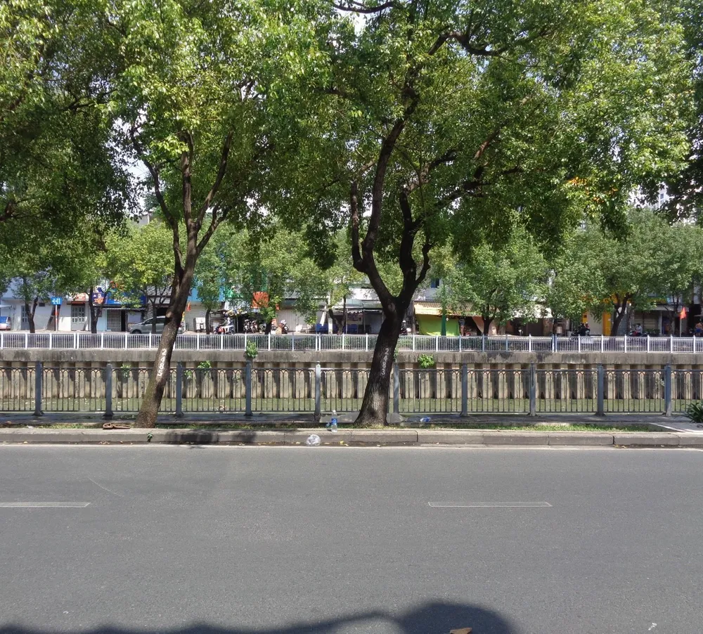 Lực lượng chức năng sau đó đưa thi thể nạn nhân về nhà xác để phục vụ công tác xác minh, xử lý. Ảnh: CACC