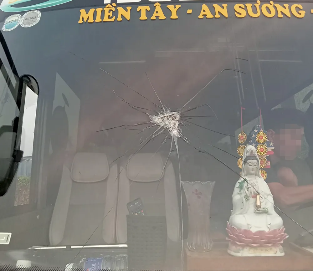 Kính chắn gió phía trước của xe khách cũng hư bể với thiệt hại hơn 10 triệu đồng. Ảnh: NDCC