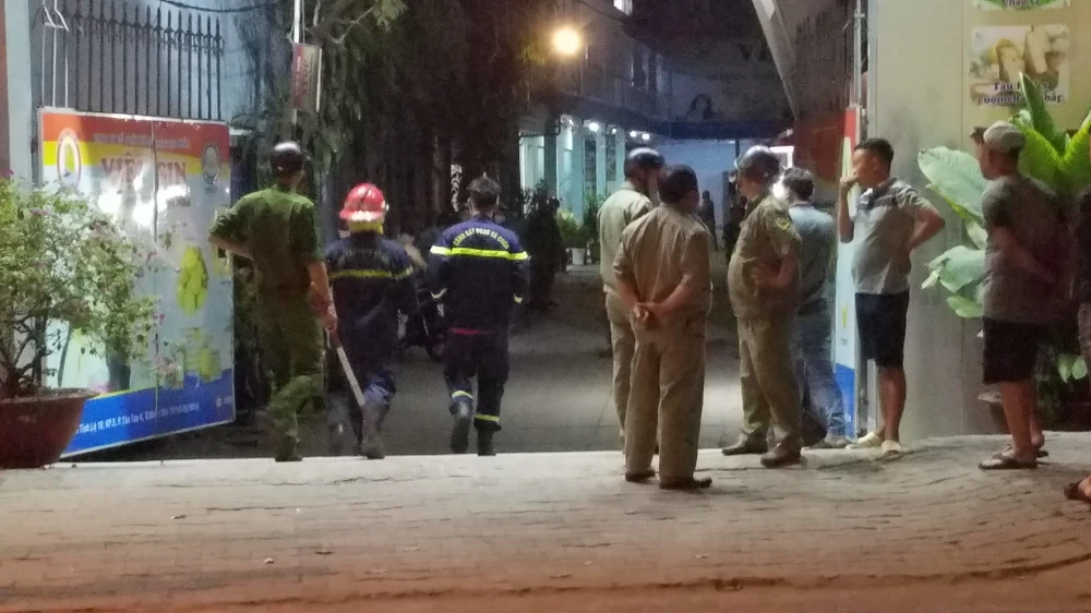 Cảnh sát PCCC và CNCH, Công an quận Bình Tân cũng cùng phối hợp xử lý. Ảnh: HT