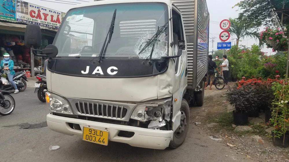 Chiếc xe tải bị hư hỏng phần đầu sau va chạm. Ảnh: HT