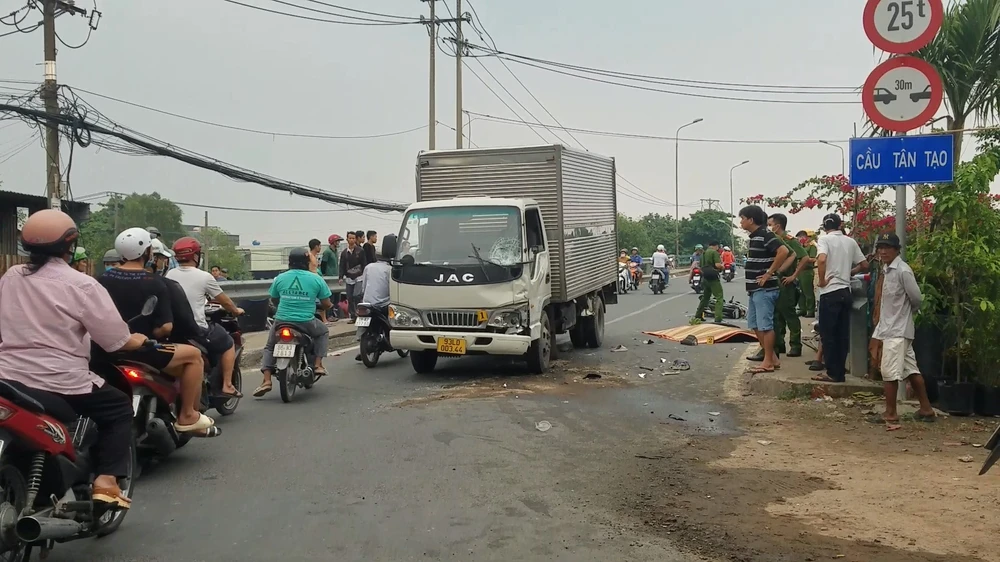 Vụ tai nạn ở dốc cầu Tân Tạo khiến hai người thương vong, chiều 18-2. Ảnh: HT