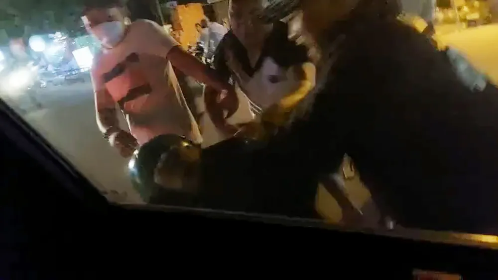 Nhóm khoảng 4 người xông vào đánh hội đồng 1 người ở trên đường. Ảnh: NDCC