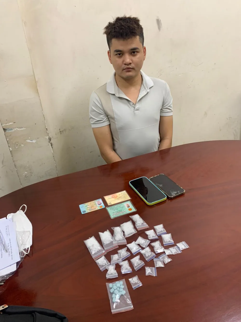 Tổ 363 cũng phát hiện nam thanh niên tàng trữ số lượng lớn ma túy. Ảnh: CA