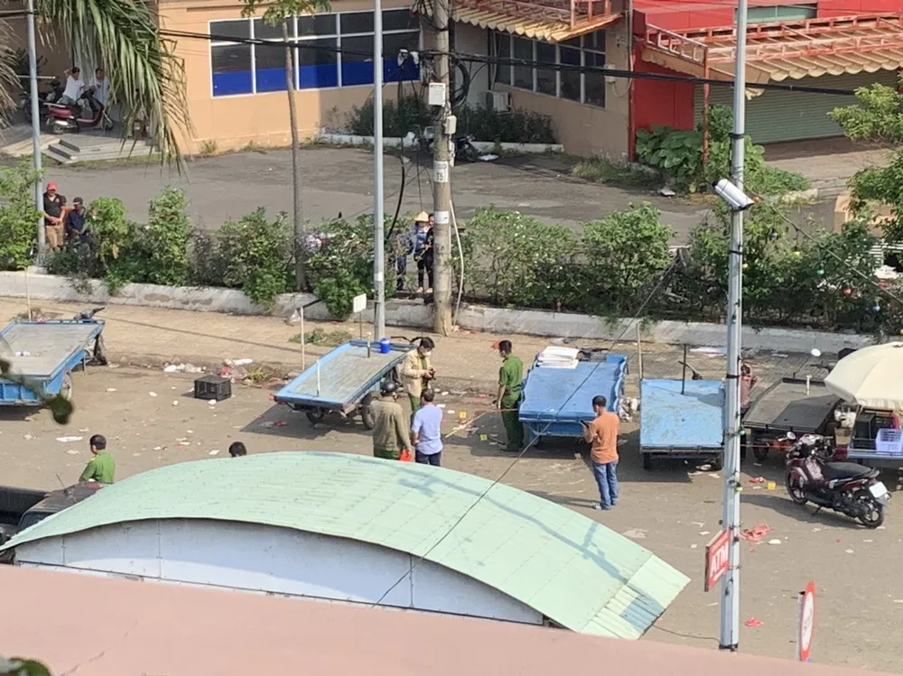 Công an khám nghiệm hiện trường, điều tra vụ án mạng. Ảnh: HT Công an khám nghiệm hiện trường, điều tra vụ án mạng. Ảnh: HT