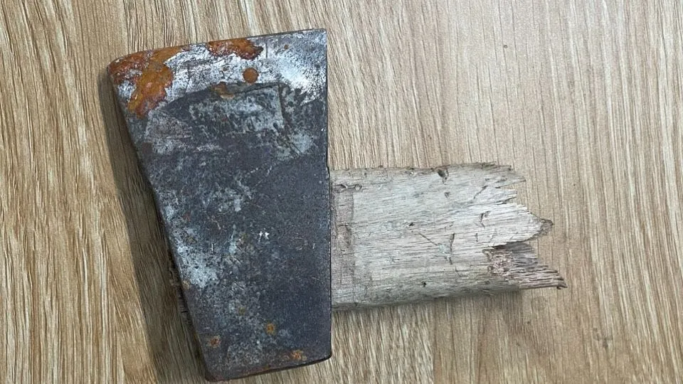 Cây búa cũng được công an thu giữ. Ảnh: NT