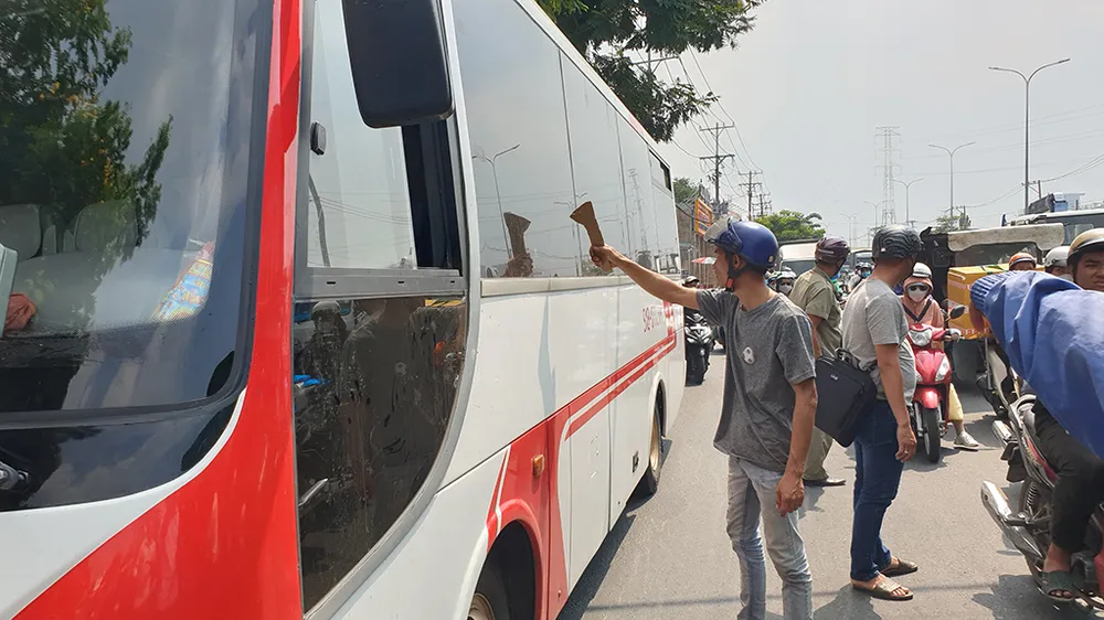 Tức giận nên Nhân và Trọn đã dùng búa dùng trong xây dựng đập kính xe. Ảnh: NT