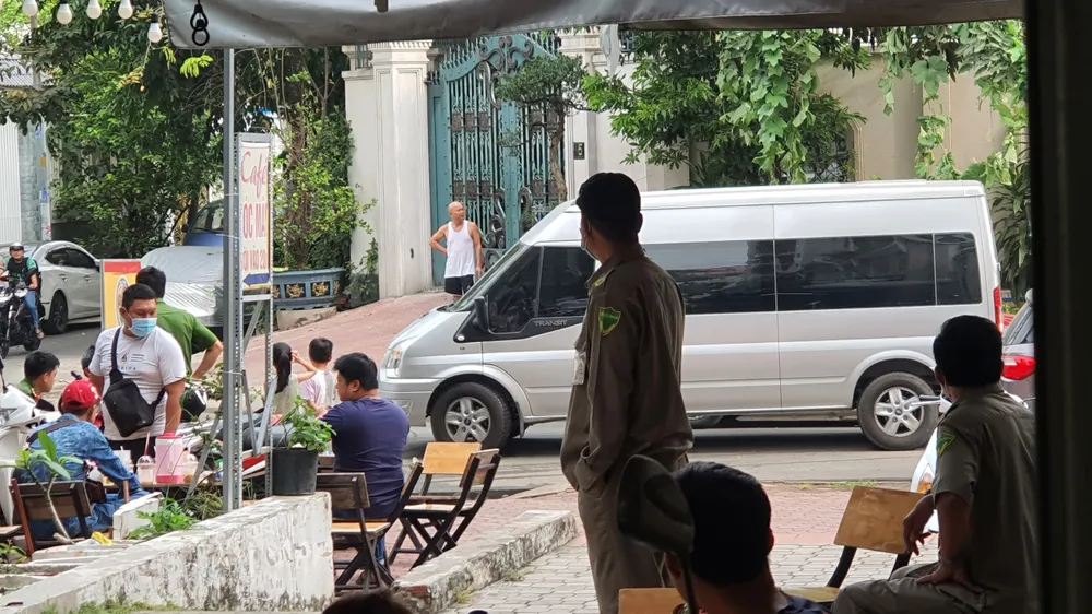 Bên ngoài, lực lượng chức năng cũng túc trực, không ai được tới gần quay phim, chụp hình. Ảnh: HT Bên ngoài, lực lượng chức năng cũng túc trực, không ai được tới gần quay phim, chụp hình. Ảnh: HT