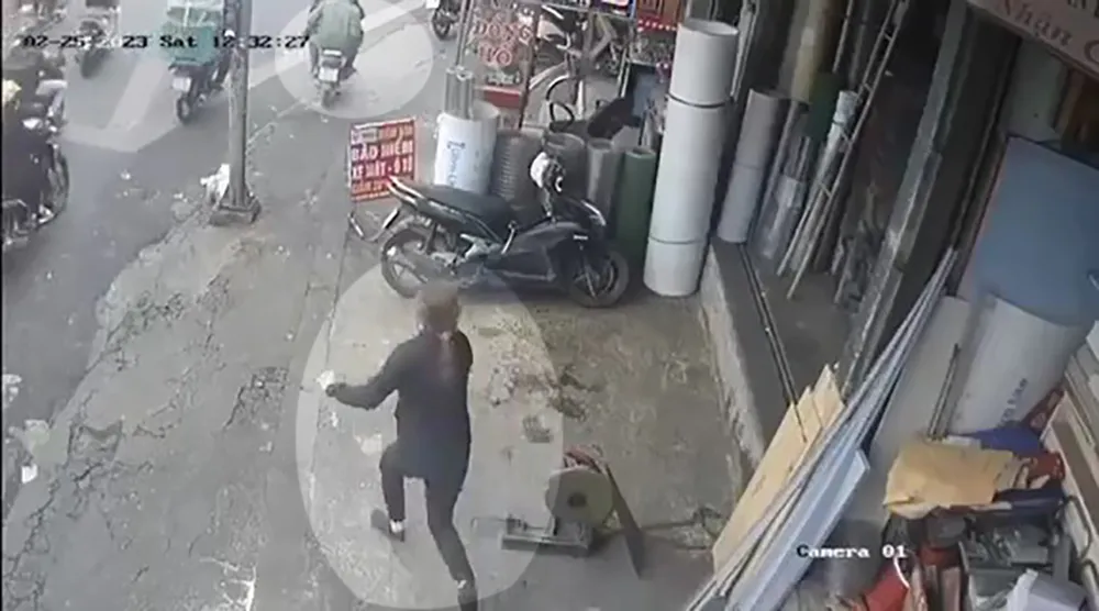 Người phụ nữ đuổi theo bắt trộm nhưng bất thành. Ảnh chụp từ clip