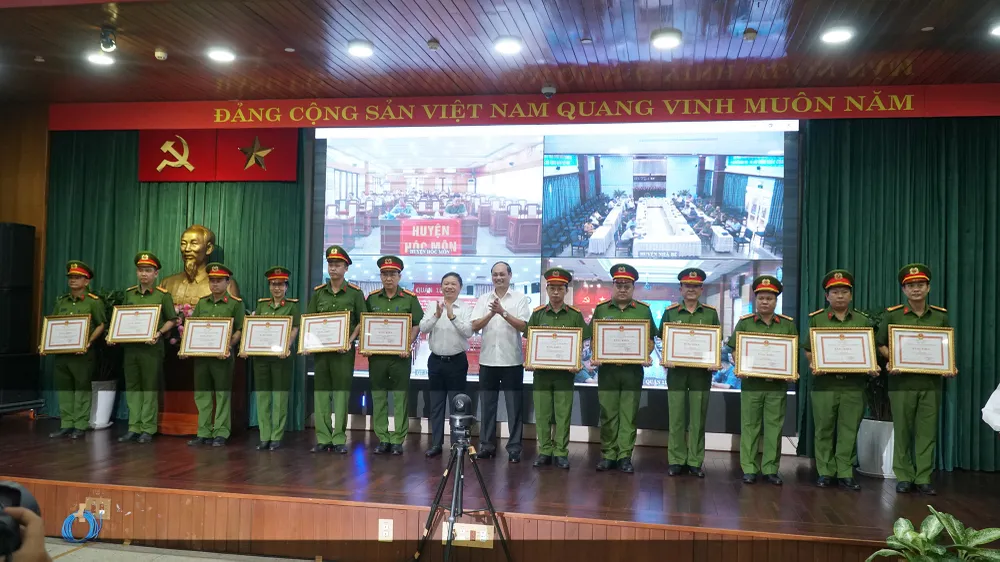 UBND TP.HCM cũng trao bằng khen với các tập thể, cá nhân có thành tích xuất sắc trong việc thực hiện Đề án 06. Ảnh: N Tiến