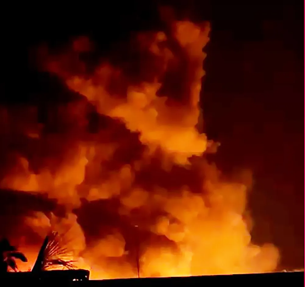 Khói lửa dữ dội bốc cao hàng trăm mét. Ảnh: HT