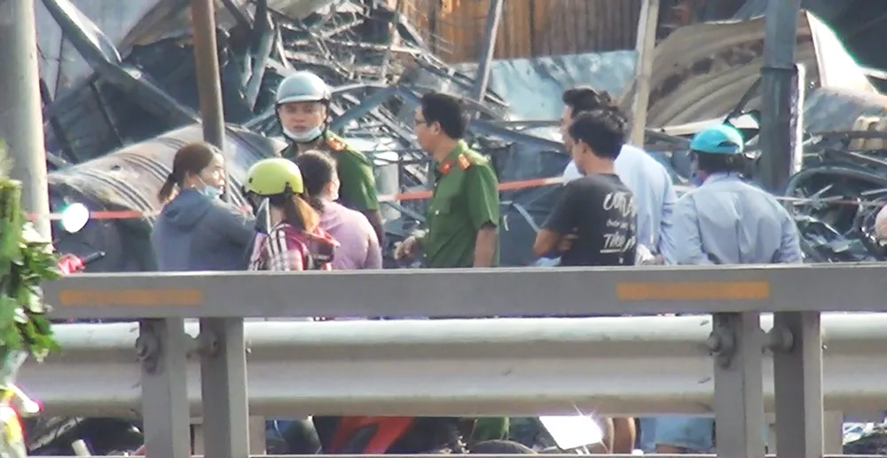 Công an sau đó phong tỏa, khám nghiệm hiện trường để điều tra. Ảnh: HT Công an sau đó phong tỏa, khám nghiệm hiện trường để điều tra. Ảnh: HT