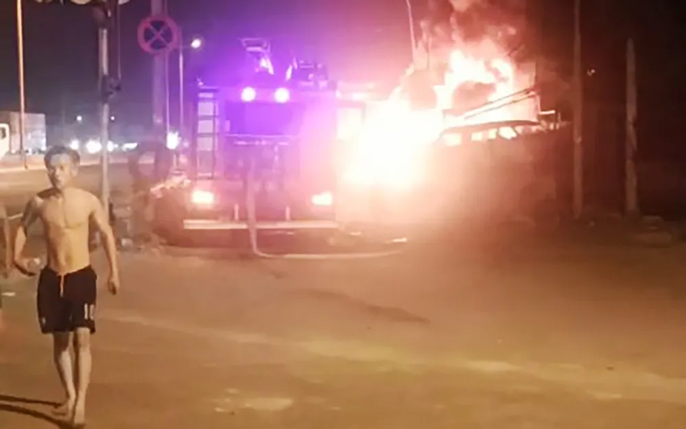 Đám cháy bùng lên từ bãi phế liệu trên địa bàn quận Bình Tân, khuya ngày 5-3. Ảnh: HT Đám cháy bùng lên từ bãi phế liệu trên địa bàn quận Bình Tân, khuya ngày 5-3. Ảnh: HT