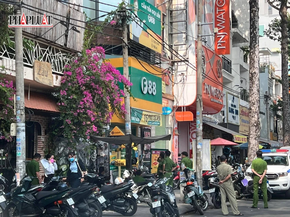 Việc khám xét được thực hiện đến chiều cùng ngày vẫn chưa kết thúc. Ảnh: NT