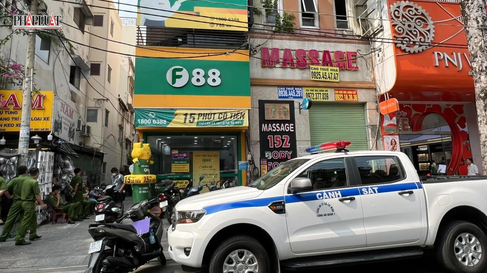 Công an phong tỏa, khám xét chi nhánh Công ty F88 trên địa bàn quận 1. Ảnh: NT