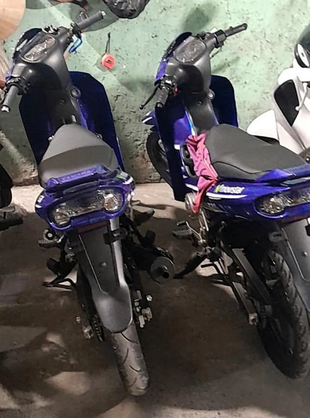 Hai chiếc xe máy trị giá hơn 1 tỉ đồng cũng được công an thu hồi. Ảnh: CA