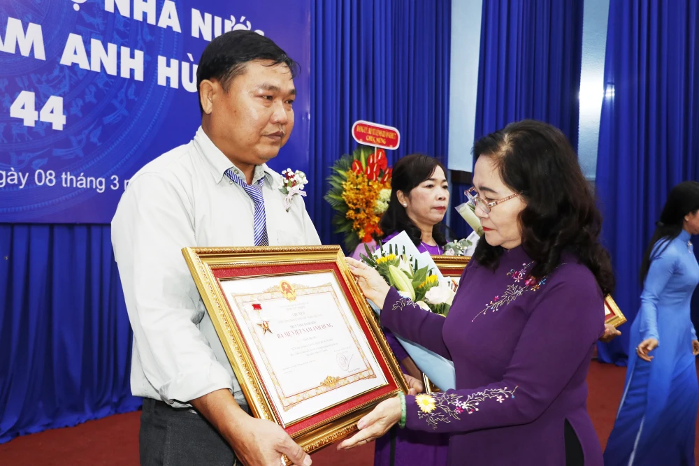 Bà Nguyễn Thị Lệ trao tặng danh hiệu Bà Mẹ Việt Nam anh hùng cho thân nhân của các mẹ Việt Nam anh hùng. Ảnh: NT