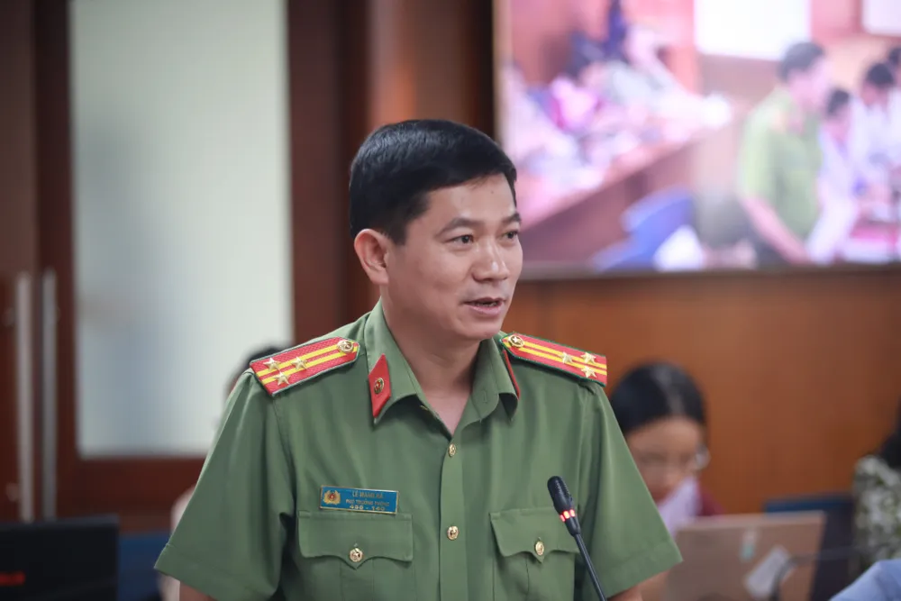 Thượng tá Lê Mạnh Hà, Phó Phòng Tham mưu, Công an TP.HCM thông tin đến báo chí về thực tế các phụ huynh bị các đối tượng lừa đảo qua điện thoại. Ảnh: TT