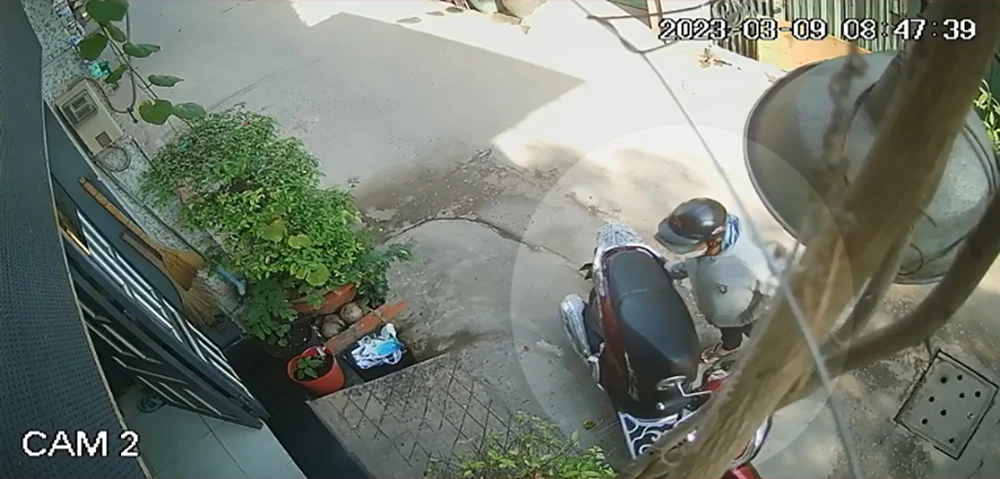 Sau đó, người này tiếp cận chiếc xe SH rồi dắt đi. Ảnh chụp từ clip