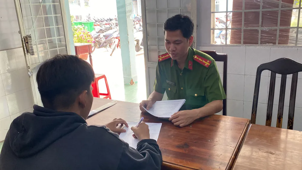 Công an lấy lời khai người liên quan để làm rõ. Ảnh: CA Công an lấy lời khai người liên quan để làm rõ. Ảnh: CA