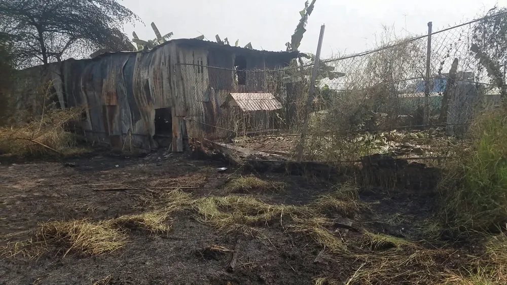 Đám cháy lan rộng ra xung quanh căn nhà. Ảnh: HT