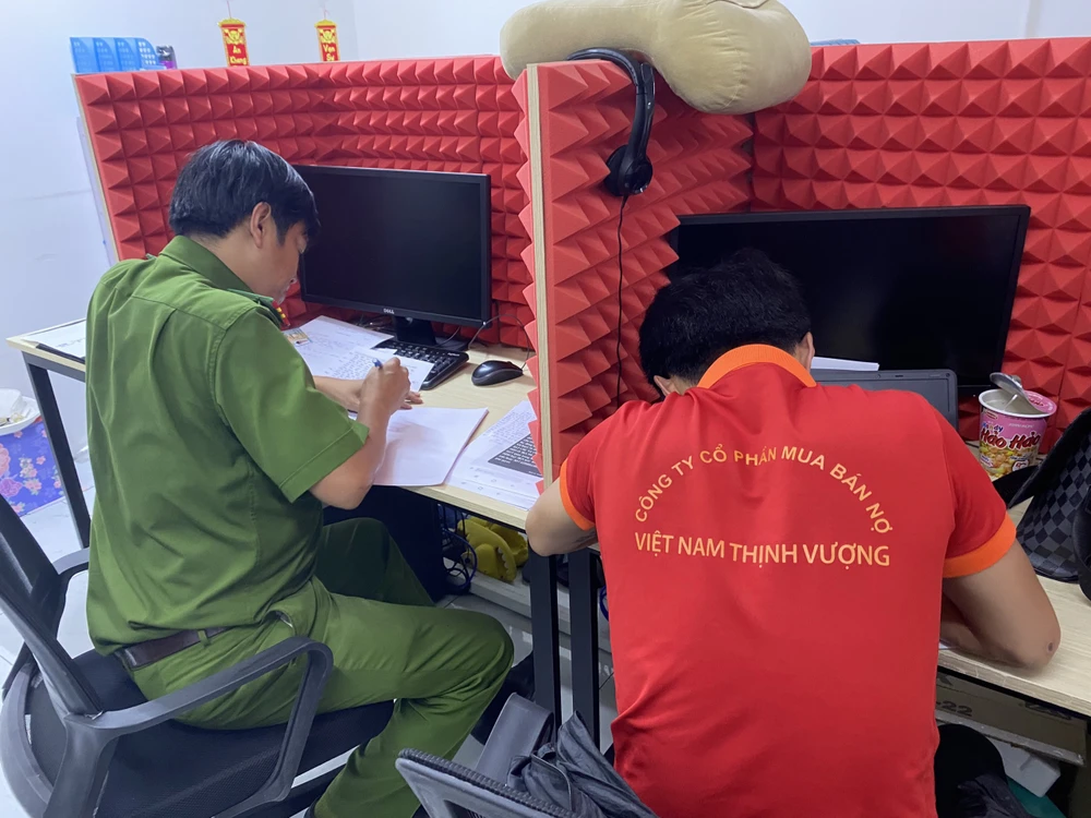 Công an lập hồ sơ, lấy lời khai nhiều người liên quan ở Công ty mua bán nợ Việt Nam Thịnh Vượng. Ảnh: CA