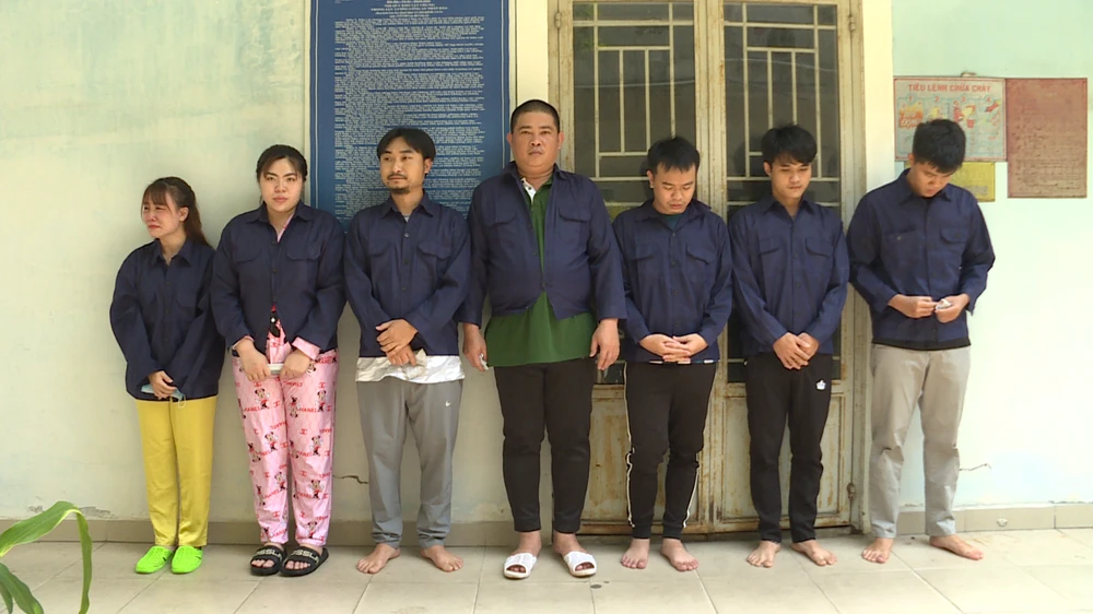 Bảy người tại Địa điểm kinh doanh số 1 - Công ty Cổ phần mua bán nợ Việt Nam Thịnh Vượng bị công an khởi tố. Ảnh: CA