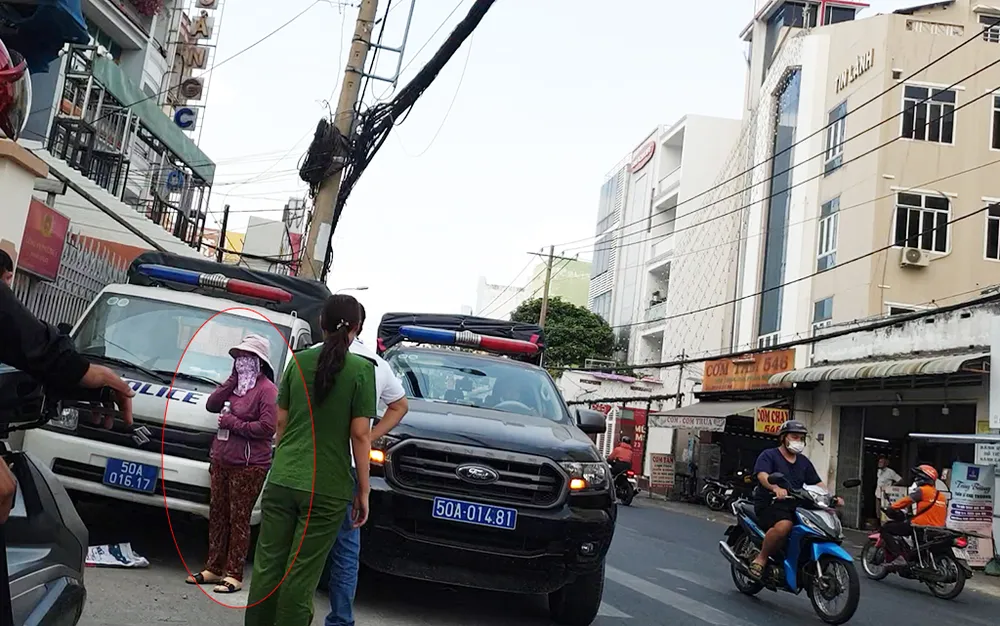 Người phụ nữ bị Công an huyện Hóc Môn đưa về trụ sở để lấy lời khai, làm rõ. Ảnh: NT Người phụ nữ bị Công an huyện Hóc Môn đưa về trụ sở để lấy lời khai, làm rõ. Ảnh: NT