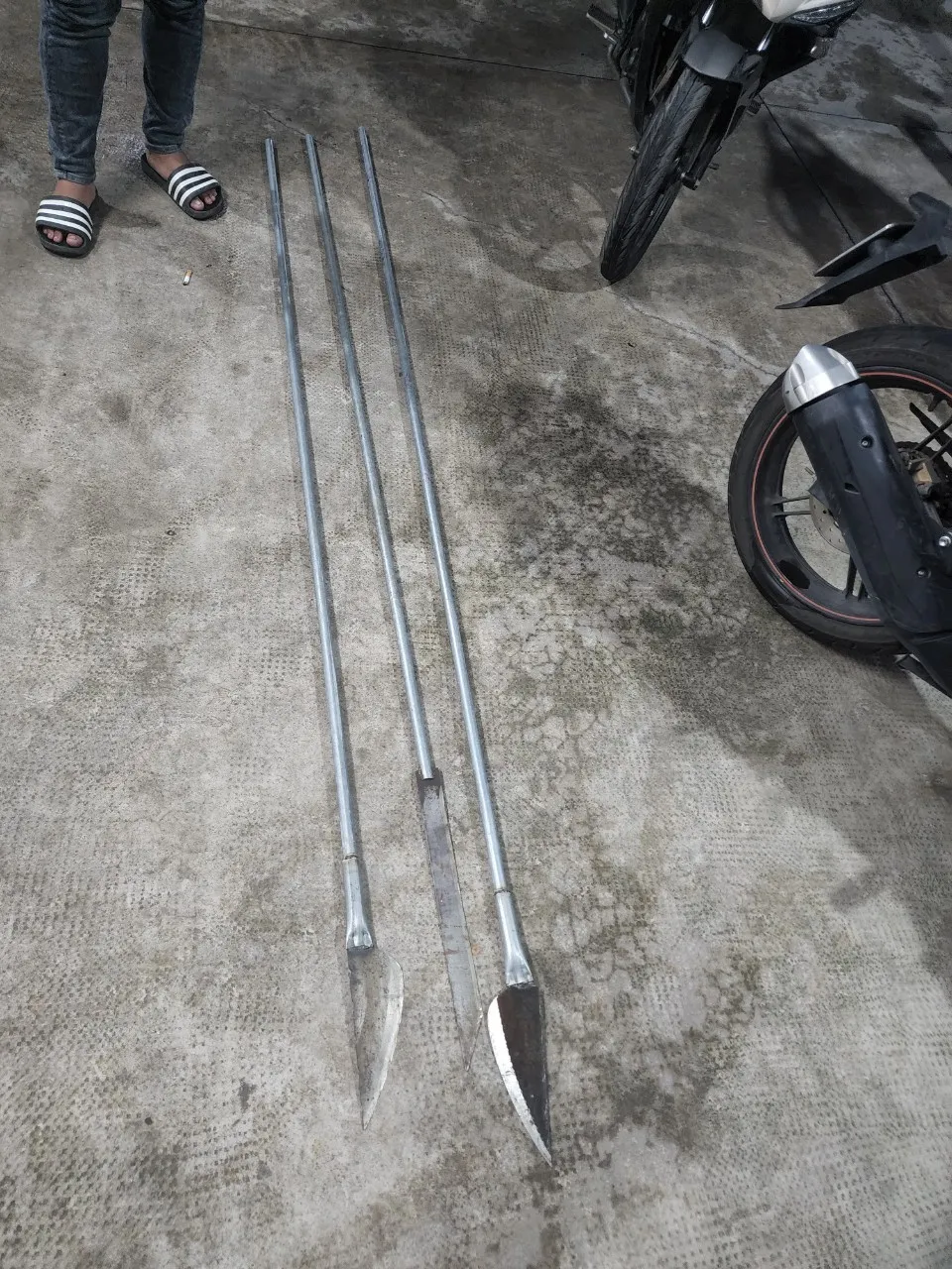 Hung khí tang vật bị công an thu giữ. Ảnh: NT Hung khí tang vật bị công an thu giữ. Ảnh: NT