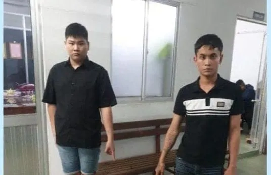 Tấn và Hiếu tại cơ quan công an. Ảnh: CA Tấn và Hiếu tại cơ quan công an. Ảnh: CA