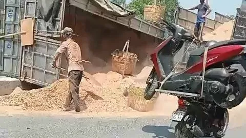 Chiếc xe tải chở mùn cưa đang di chuyển về hướng tỉnh Tây Ninh thì bất ngờ bị lật. Ảnh: HT
