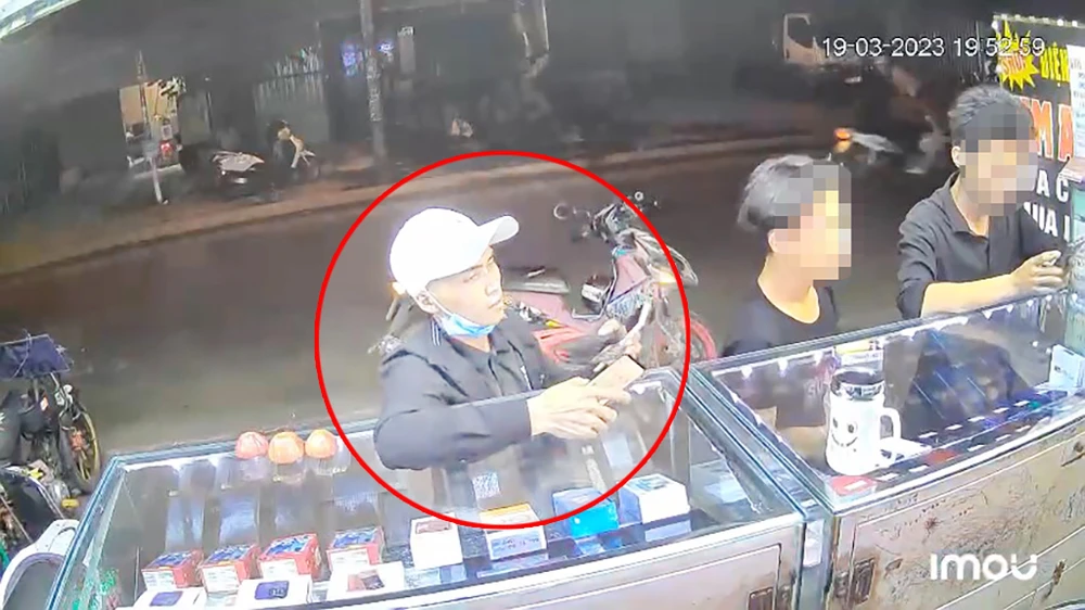 Mua điện thoại không trả tiền, chủ và khách đuổi theo không kịp