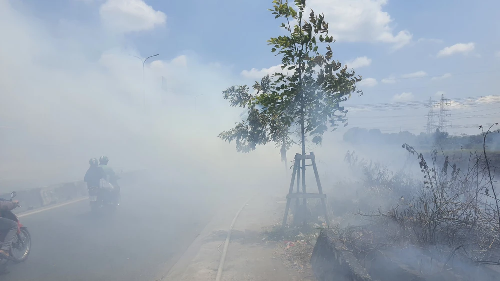 Đốt rác làm cháy lan uy hiếp hàng chục căn nhà trọ ven Quốc lộ 1