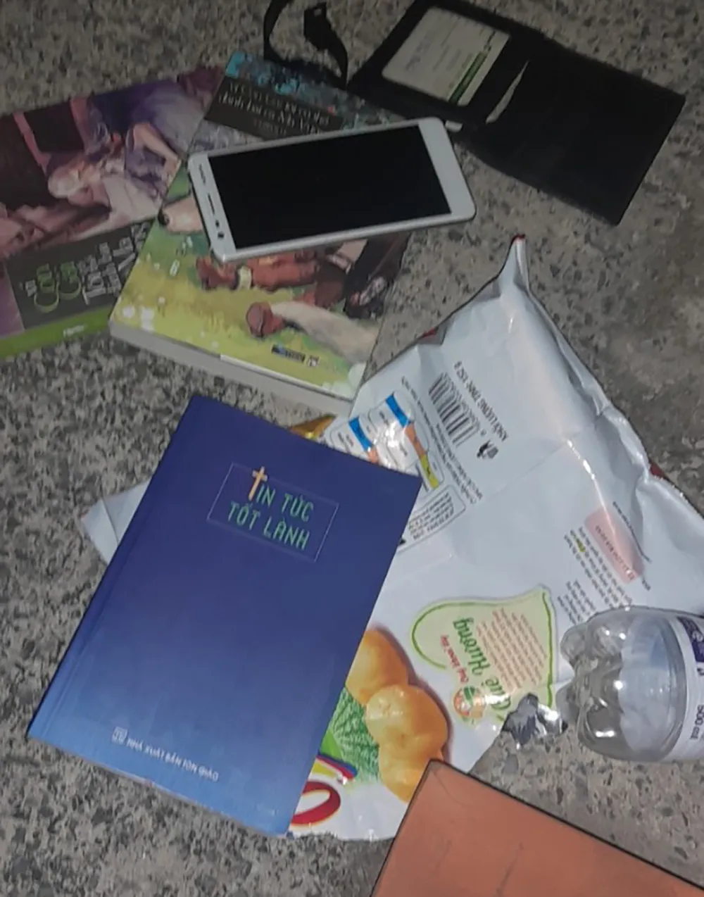 Lực lượng chức năng phát hiện một số đồ vật nghi của nam thanh niên ở sân thượng. Ảnh: HT chung cư Moscow Tower