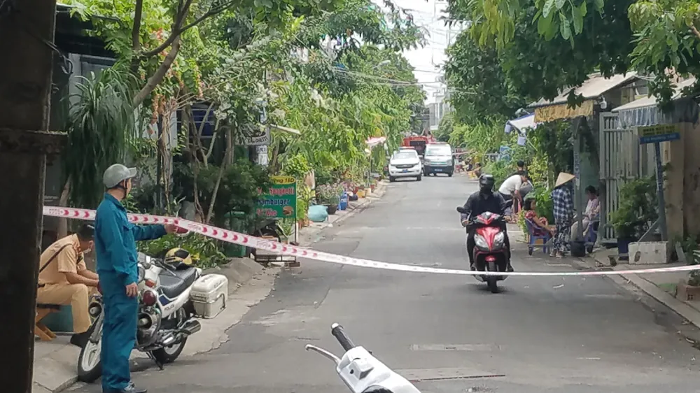 Thi thể nạn nhân sau đó được xe cứu thương đưa khỏi hiện trường. Ảnh: NT