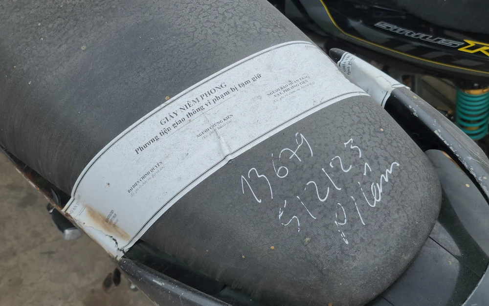 Các xe là tang vật vi phạm giao thông bị tạm giữ đều được niêm phong, tuy nhiên, do nắng mưa, các giấy này dần bị rệu rã. Ảnh: NT