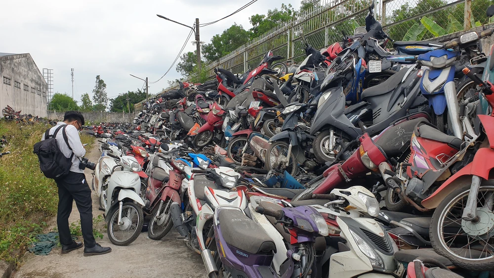 Kho tang tài vật vi phạm giao thông của Phòng Cảnh sát giao thông đường bộ - đường sắt (PC08) Công an TP.HCM nằm ở xã Lê Minh Xuân, huyện Bình Chánh, TP.HCM tập trung số lượng lớn phương tiện vi phạm giao thông. Ảnh: NT