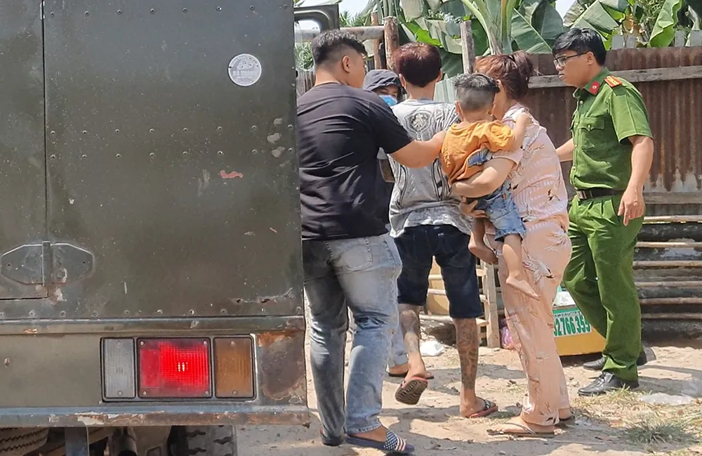 Trưa cùng ngày, công an cũng đưa Bậm và TN cùng bé trai về nhà trọ trên địa bàn huyện Hóc Môn để kiểm tra. Ảnh: NT
