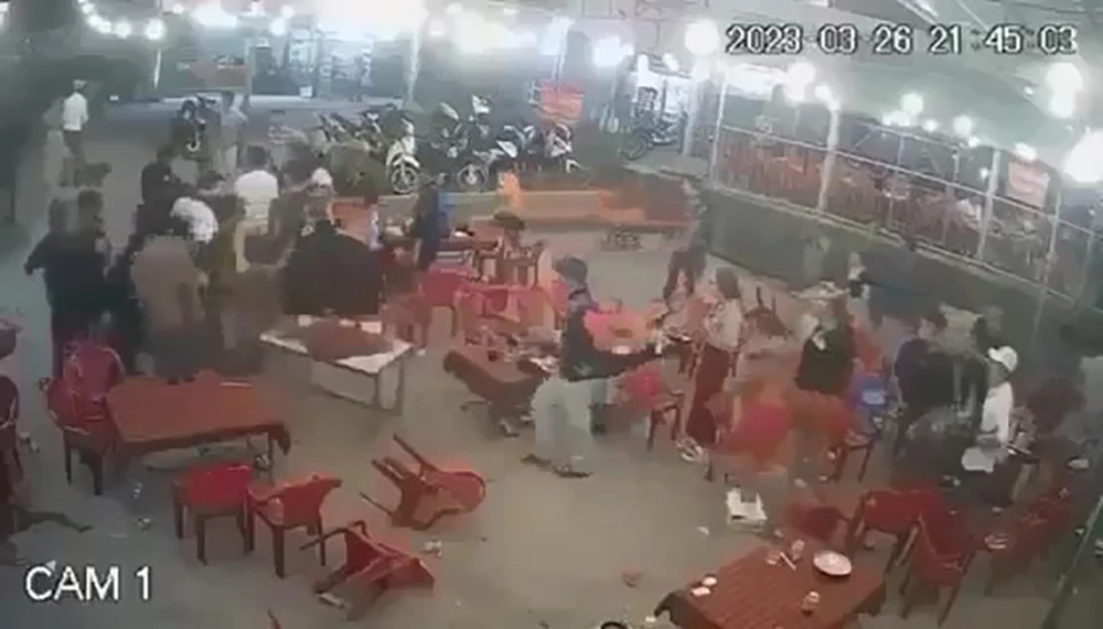 Nghi phạm cầm hung khí rượt đuổi, tấn công khiến một người tử vong ở quán nhậu trên địa bàn huyện Củ Chi, TP.HCM. Ảnh cắt từ clip