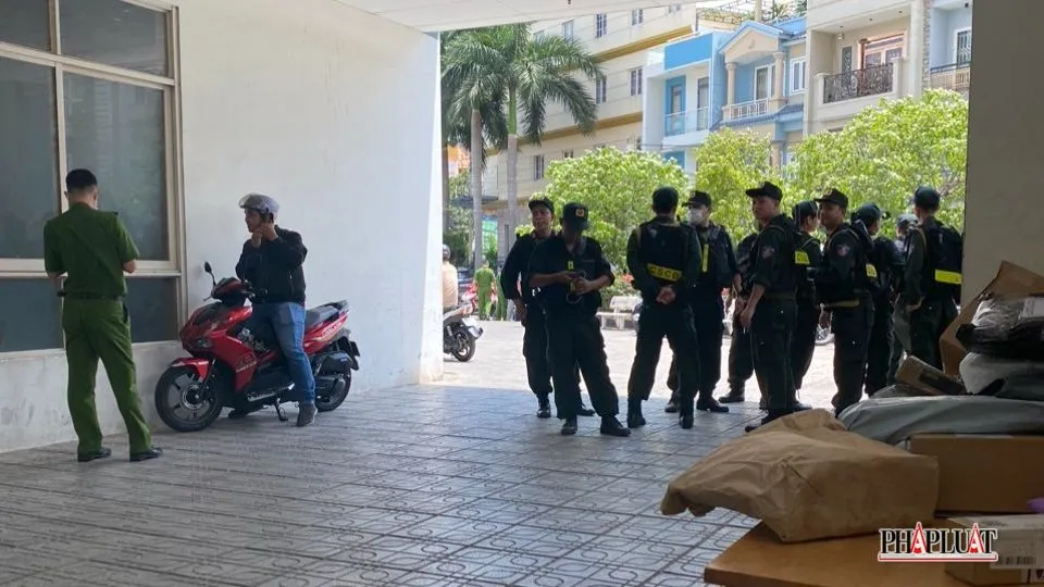 Bên trong tòa nhà, lực lượng CSCĐ túc trực hỗ trợ. Ảnh: HĐ Bên trong tòa nhà, lực lượng CSCĐ túc trực hỗ trợ. Ảnh: HĐ