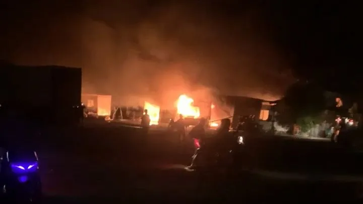 Đám cháy bùng lên từ xưởng gỗ trên địa bàn phường Hiệp Thành, quận 12. Ảnh: HT