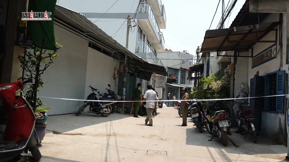 Công an phong tỏa hiện trường, khám nghiệm điều tra. Ảnh: NT Công an phong tỏa hiện trường, khám nghiệm điều tra. Ảnh: NT