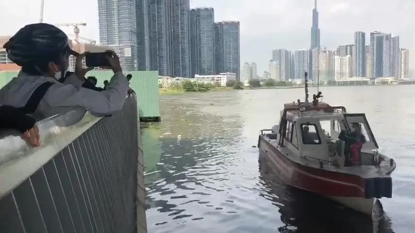 Lực lượng chức năng sau đó triển khai tìm kiếm nạn nhân. Ảnh: HT Lực lượng chức năng sau đó triển khai tìm kiếm nạn nhân. Ảnh: HT