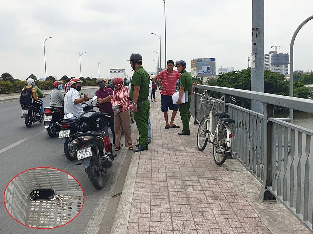 Người đàn ông bỏ lại xe đạp, trên giỏ xe có một chiếc remote cửa cuốn rồi nhảy xuống sông Sài Gòn. Ảnh: NT