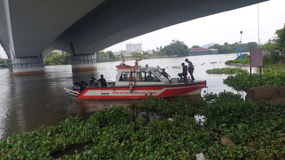 Đến 13 giờ chiều cùng ngày, việc tìm kiếm vẫn đang được lực lượng chức năng tiến hành. Ảnh: NT