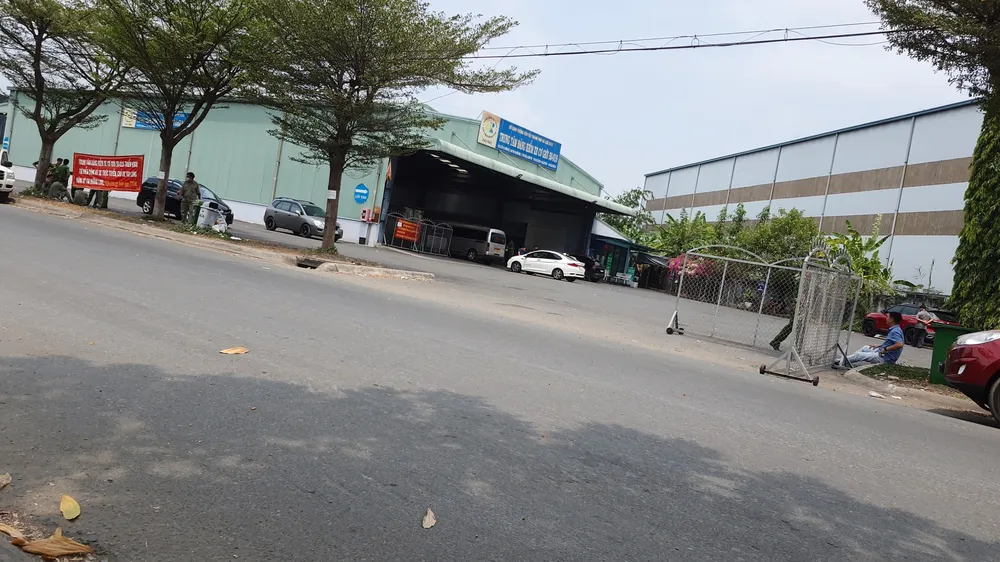 Công an TP.HCM phối hợp với Công an quận Bình Tân và các đơn vị liên quan khám xét trung tâm đăng kiểm trên địa bàn. Ảnh: HT Công an TP.HCM phối hợp với Công an quận Bình Tân và các đơn vị liên quan khám xét trung tâm đăng kiểm trên địa bàn. Ảnh: HT