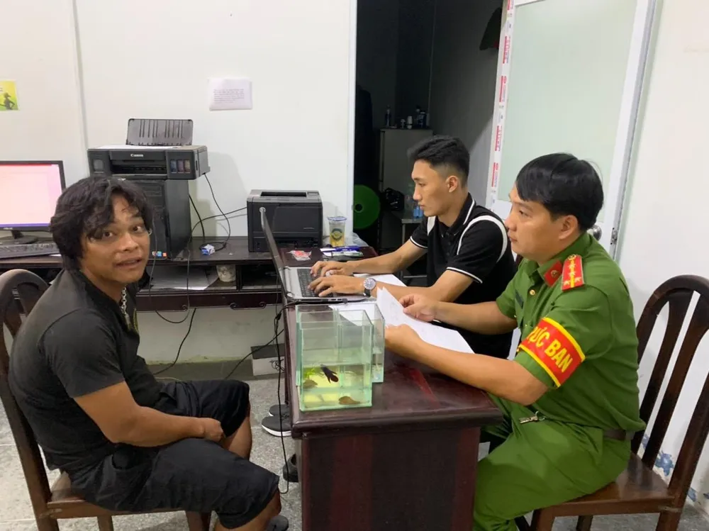 Anh sau đó được bàn giao cho Công an quận 12 điều tra, xử lý theo thẩm quyền. Ảnh: CA Anh sau đó được bàn giao cho Công an quận 12 điều tra, xử lý theo thẩm quyền. Ảnh: CA