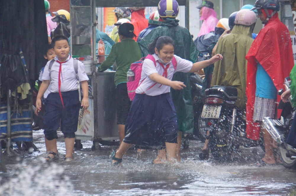 Mưa đúng vào thời điểm tan tầm, nhiều học sinh do không chuẩn bị trước nên bị ướt trong lúc chờ phụ huynh đến đón hoặc tự đi bộ về nhà.