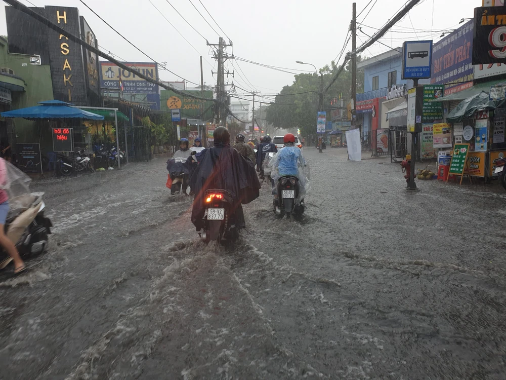 Do mưa với vũ lượng lớn, một số tuyến đường như Nguyễn Văn Khối, Lê Đức Thọ, Nguyễn Văn Thọ (quận Gò Vấp); đường Song Hành, DN5, Nguyễn Văn Quá (quận 12)... cũng rơi vào tình trạng ngập do nước không thoát kịp.