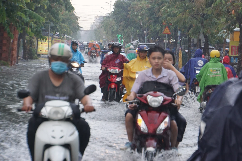 Do mưa lớn bất chợt, nhiều người dân không chuẩn bị mang theo áo mưa, bị ướt khi lưu thông trên đường.